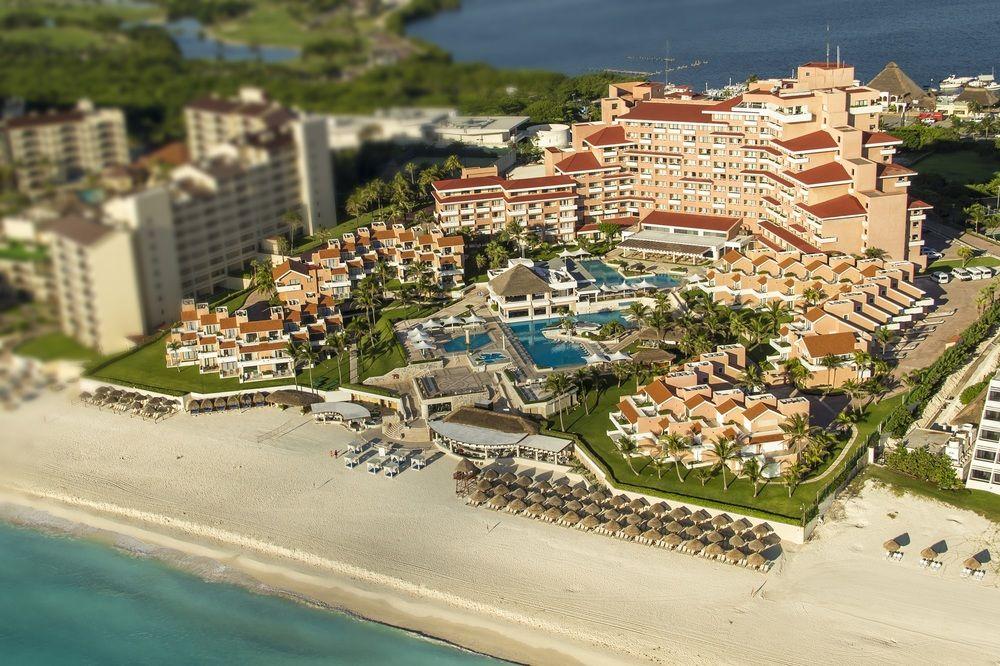 Отель Courtyard By Marriott Cancun Airport Экстерьер фото