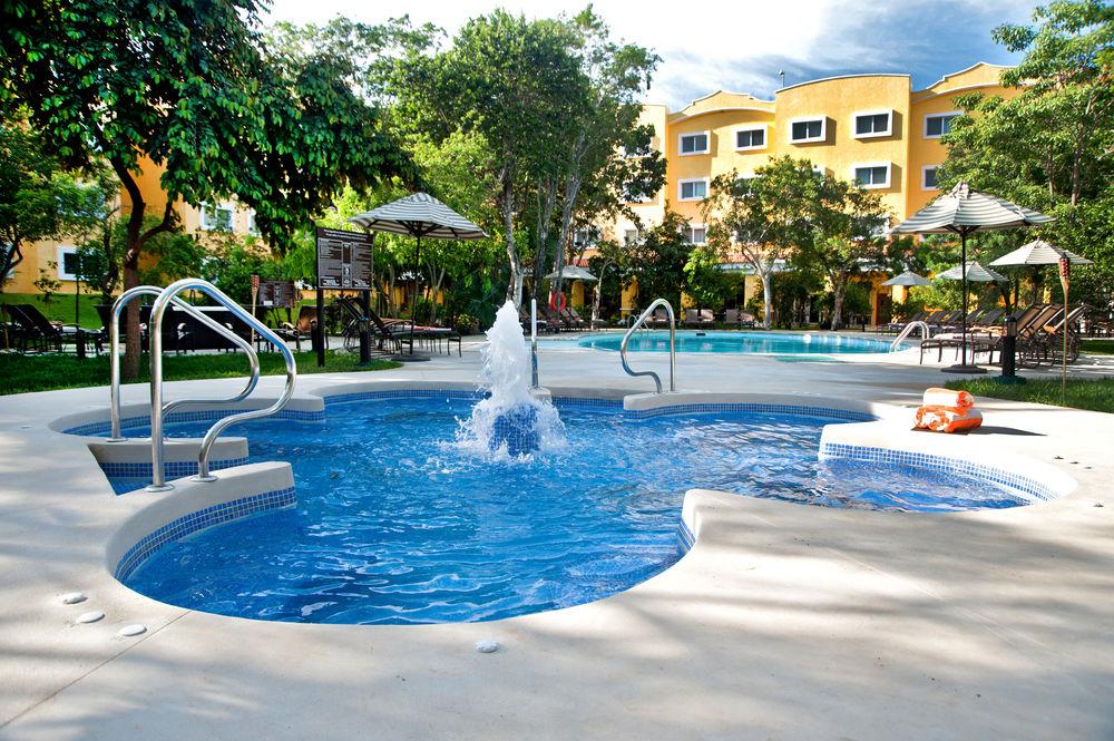 Отель Courtyard By Marriott Cancun Airport Экстерьер фото