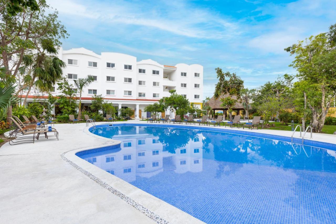 Отель Courtyard By Marriott Cancun Airport Экстерьер фото