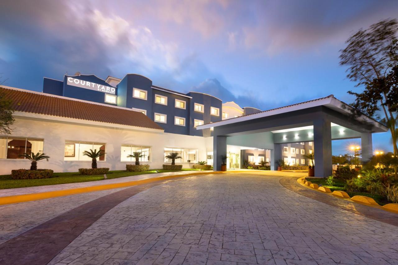 Отель Courtyard By Marriott Cancun Airport Экстерьер фото