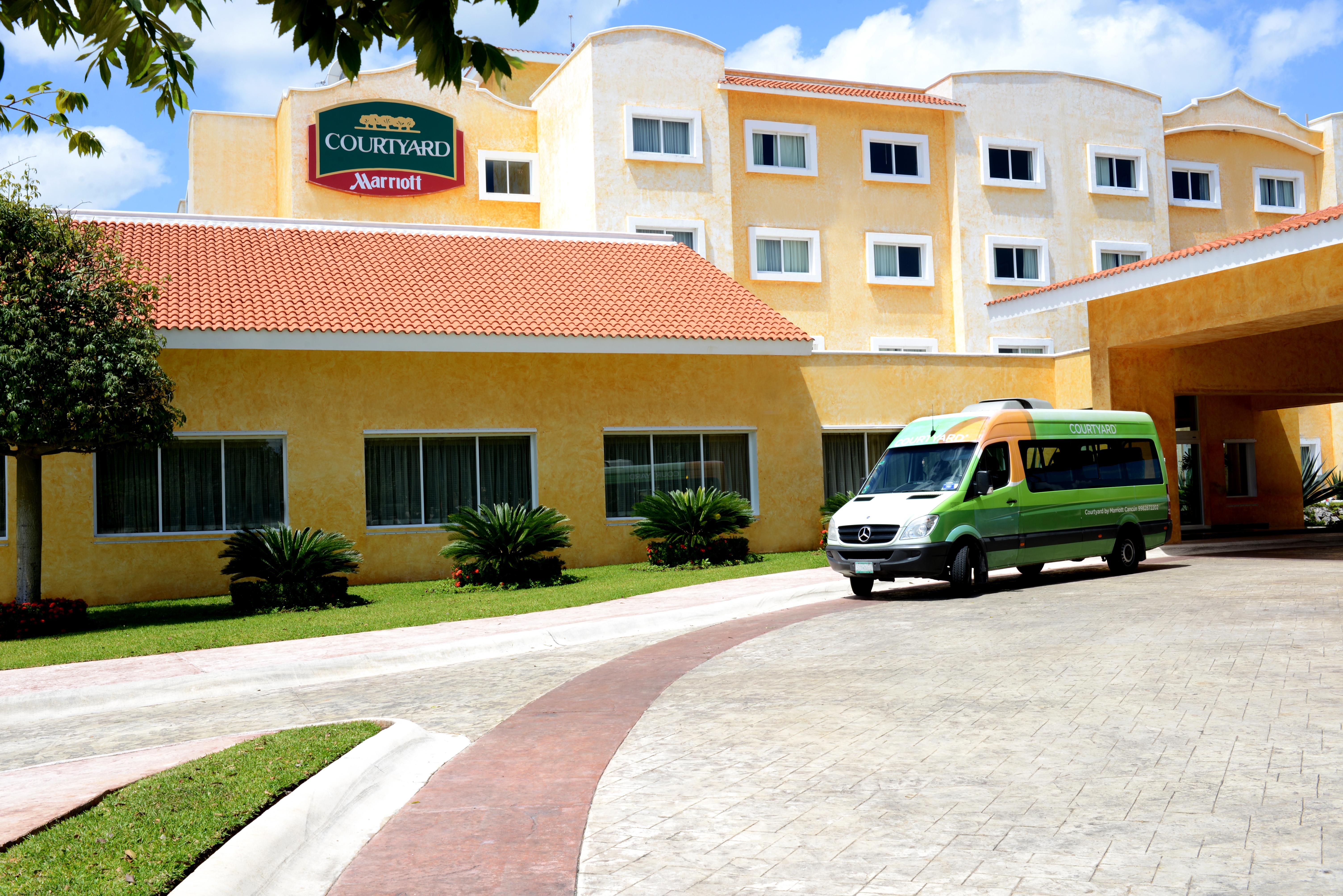 Отель Courtyard By Marriott Cancun Airport Экстерьер фото