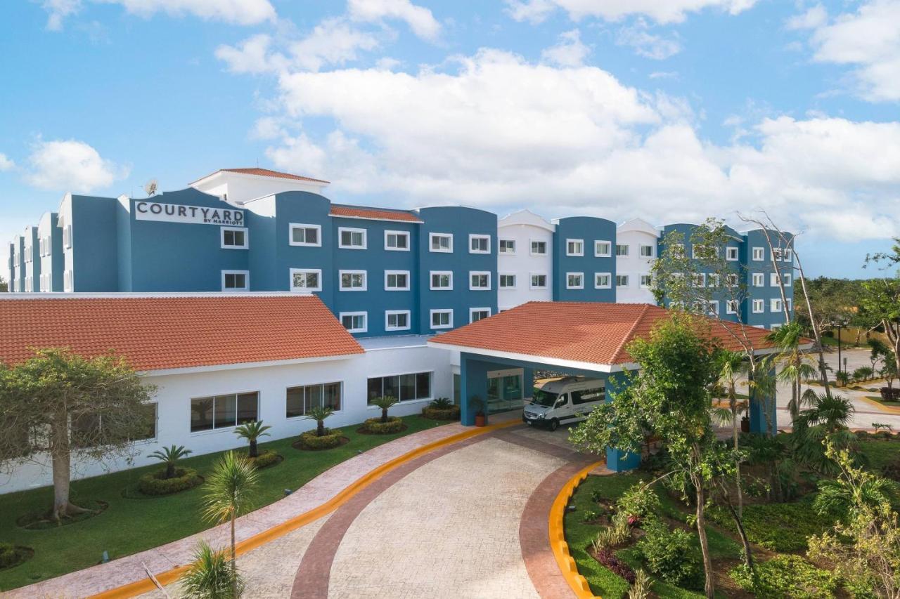 Отель Courtyard By Marriott Cancun Airport Экстерьер фото