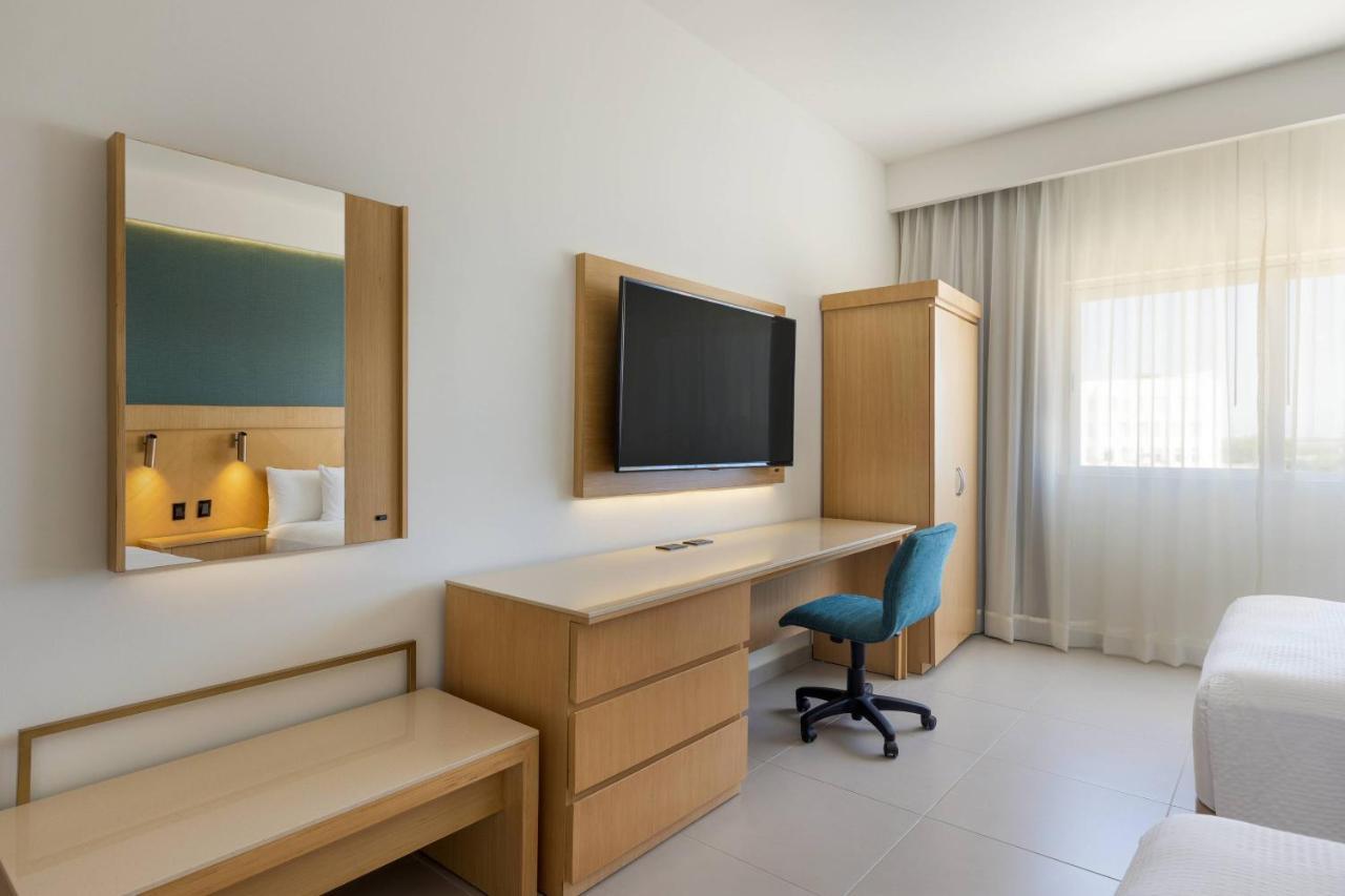 Отель Courtyard By Marriott Cancun Airport Экстерьер фото