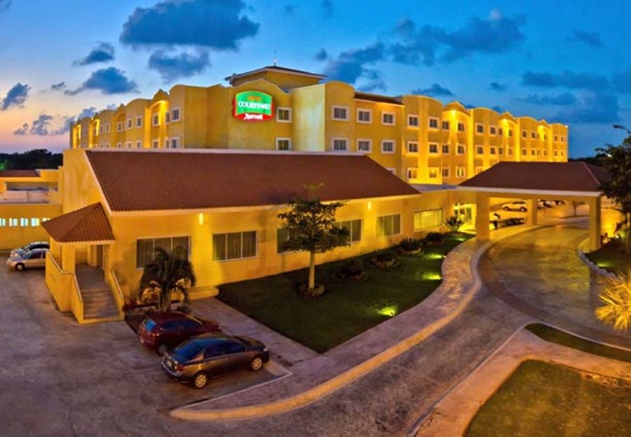 Отель Courtyard By Marriott Cancun Airport Экстерьер фото