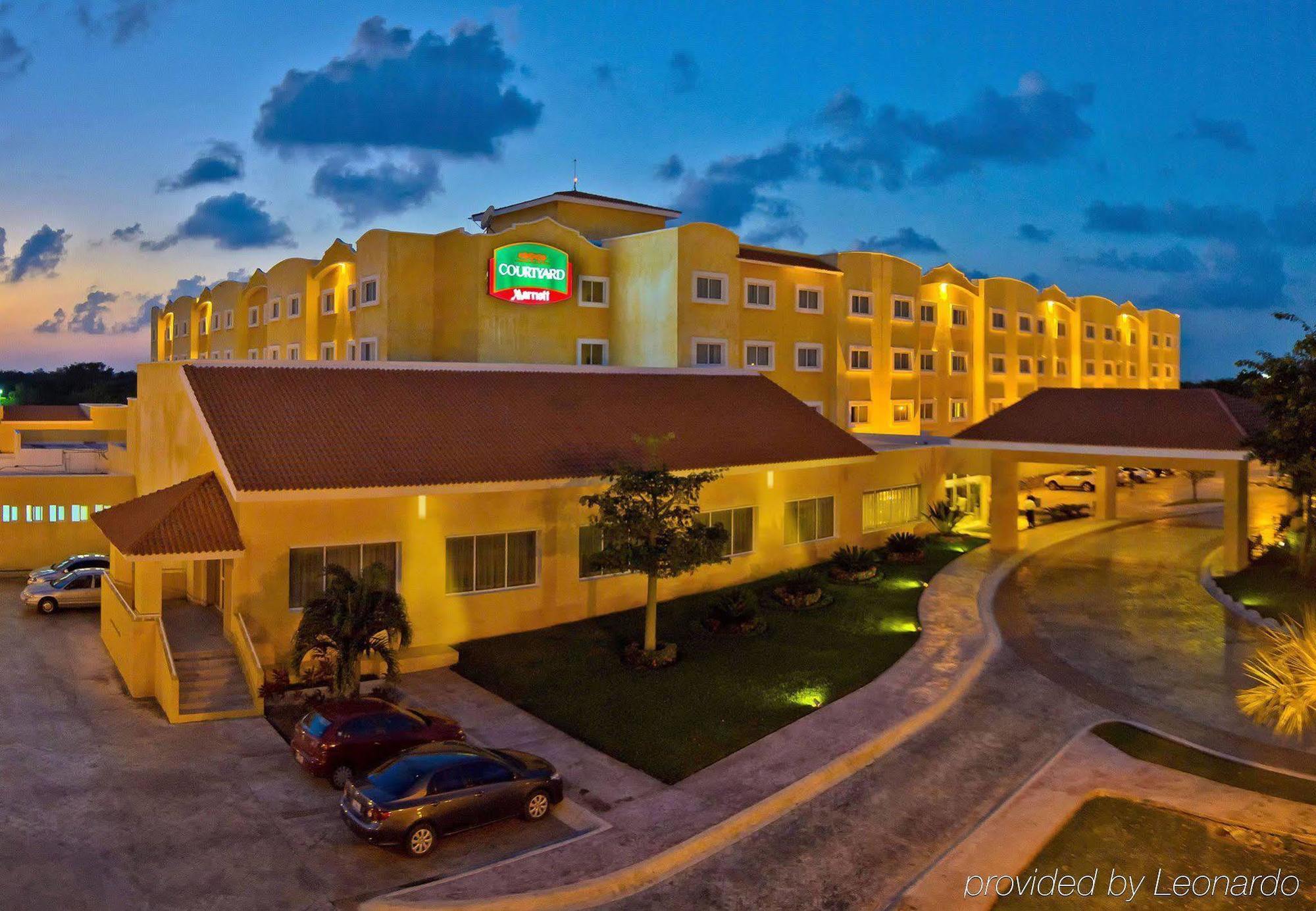 Отель Courtyard By Marriott Cancun Airport Экстерьер фото