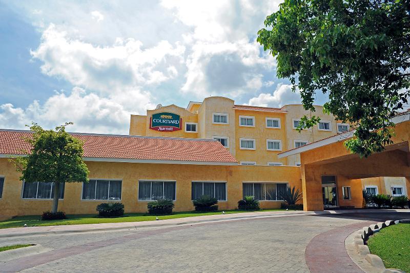 Отель Courtyard By Marriott Cancun Airport Экстерьер фото